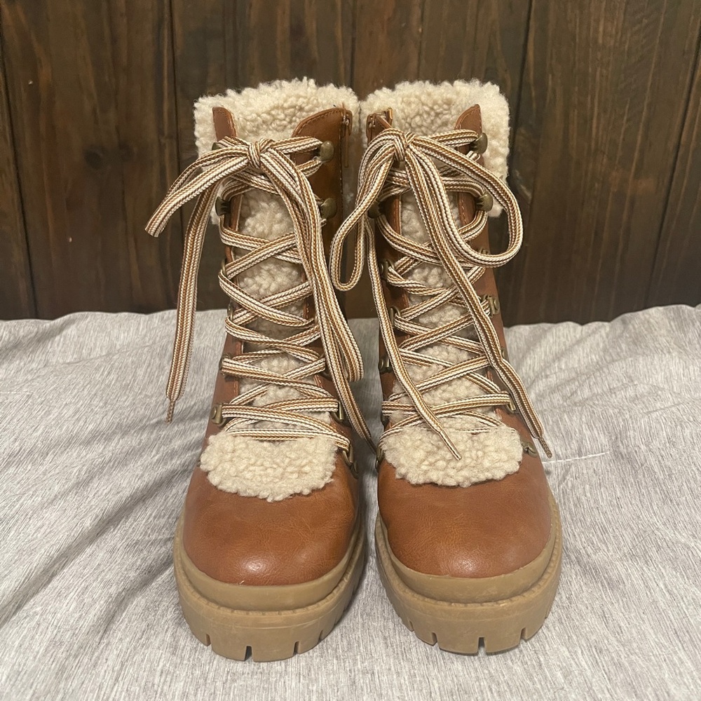 Universal Threads Winter Boots with Fur - Size 6.5